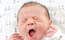 为什么我吵闹的新生儿在睡梦中发出咕噜声打鼾声和吹口哨声