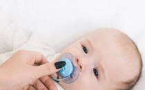 如何让你的宝宝用6个简单的技巧来使用安抚奶嘴