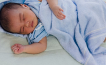 新生婴儿不会睡在婴儿床里为什么以及该怎么做