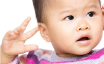 婴儿为什么会打自己阻止它的8个原因和方法