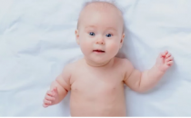 婴儿大便时会喘气并发出奇怪的吱吱声为什么