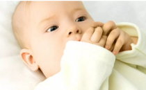 婴儿的手臂在颤抖调查的12个重要原因