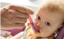 婴儿应避免的食物以确保他们的安全和健康