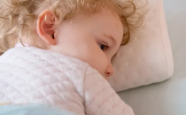 婴儿感冒时如何管理睡眠和喂养