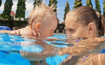 婴儿游泳和父母