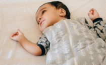 婴儿睡袋对于担心宝宝晚上睡眠状况的新手父母来说是一个不错的选择