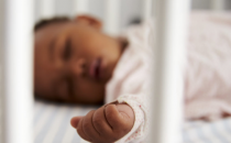 在对宝宝进行睡眠训练时遵循 ABC 的安全睡眠