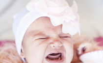 宝宝老用手抓脸睡不安其它一些小行为代表着什么