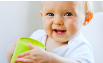 当宝宝开始吃固体食物时他们仍然会喝大量的牛奶