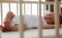 如何让宝宝习惯睡在婴儿床上的小贴士