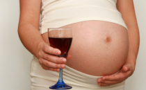 2月17日在整个怀孕期间避免任何酒精是最新的建议
