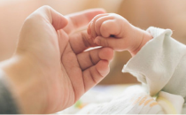 2月25日新生儿反应宝宝出生时的5种本能