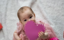 用这些Instagram字幕庆祝宝宝的第一个情人节