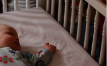 当你的宝宝在睡梦中拉屎时该怎么办