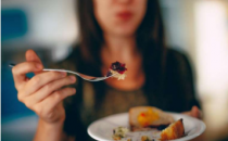 研究发现挑食者对食物的厌恶取决于餐具的颜色