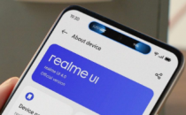 带有realme mini胶囊表面的realme C55智能手机