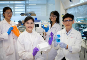 新加坡南洋理工大学的科学家发明了一种将塑料升级为可以储存氢能的液体的聪明方法