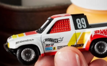 Hot Wheels Elite 64 丰田 HiLux 是一款复古车型